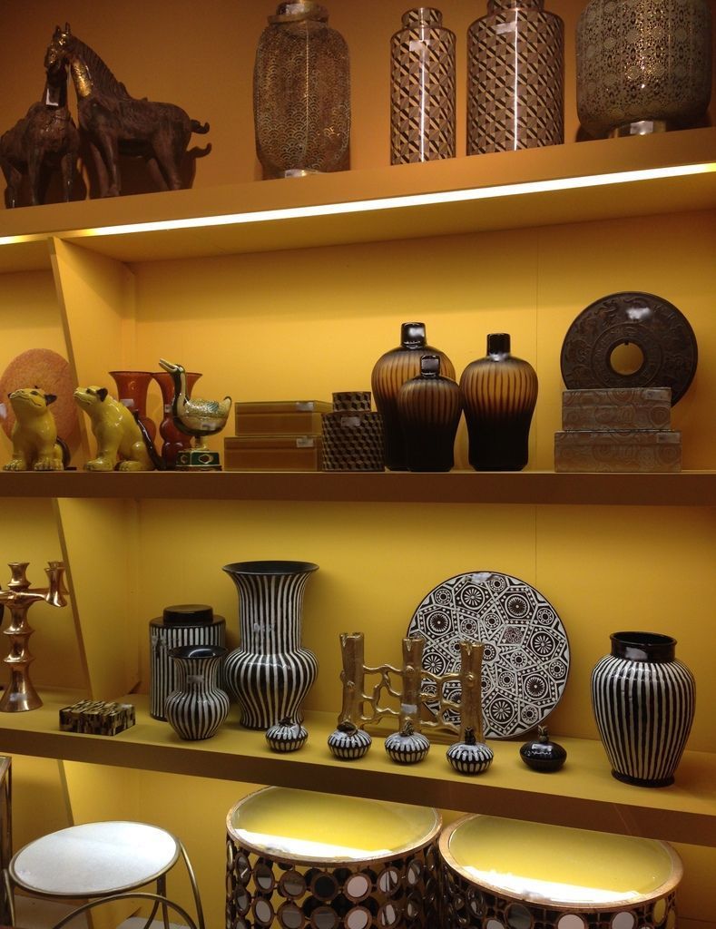 Etagère intégrée jaune moutarde