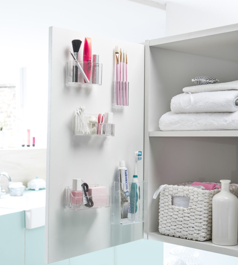 Rangement auto-adhésifs armoire